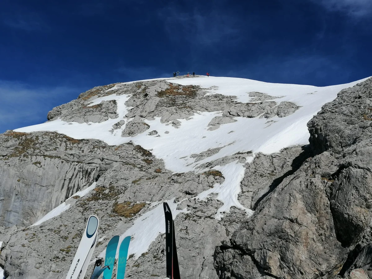 Ski am Skidepot unter dem felsigen Gipfelaufbau der Aples-Pleisspitze.