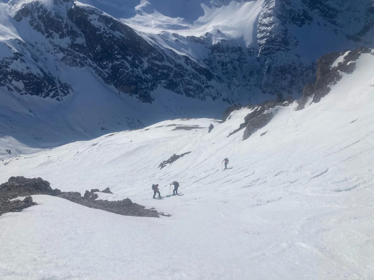 Skitourengruppe beim Aufstieg durch einen Schneehang zur Aples-Pleisspitze.
