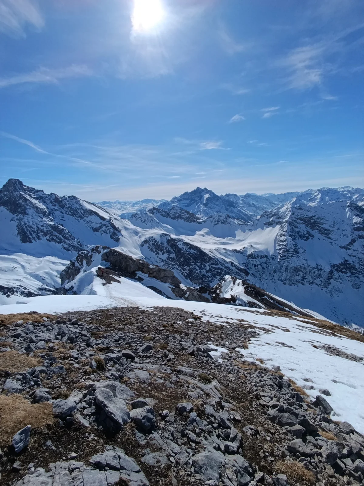 Blick vom Gipfelbereich der Aples-Pleisspitze über die verschneiten Lechtaler Alpen.