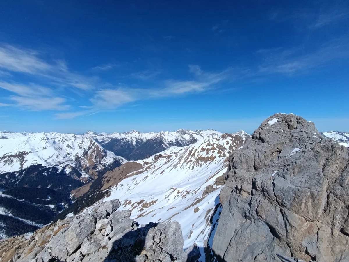 Felsiger Gipfelgrat und weites Bergpanorama auf der Aples-Pleisspitze.