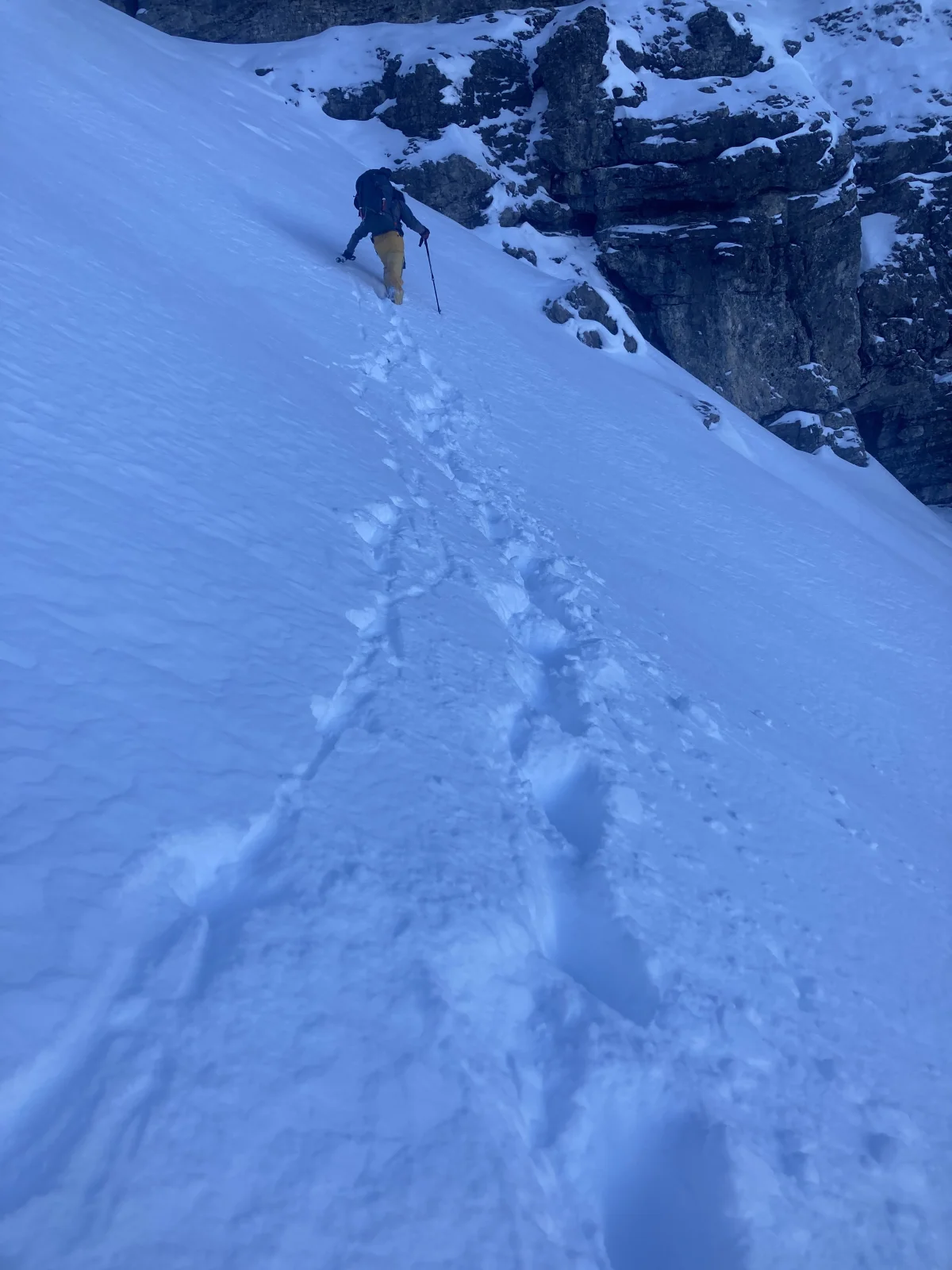 Aufstieg durch tiefen Schnee unter den Felswänden im Thanellerkar.