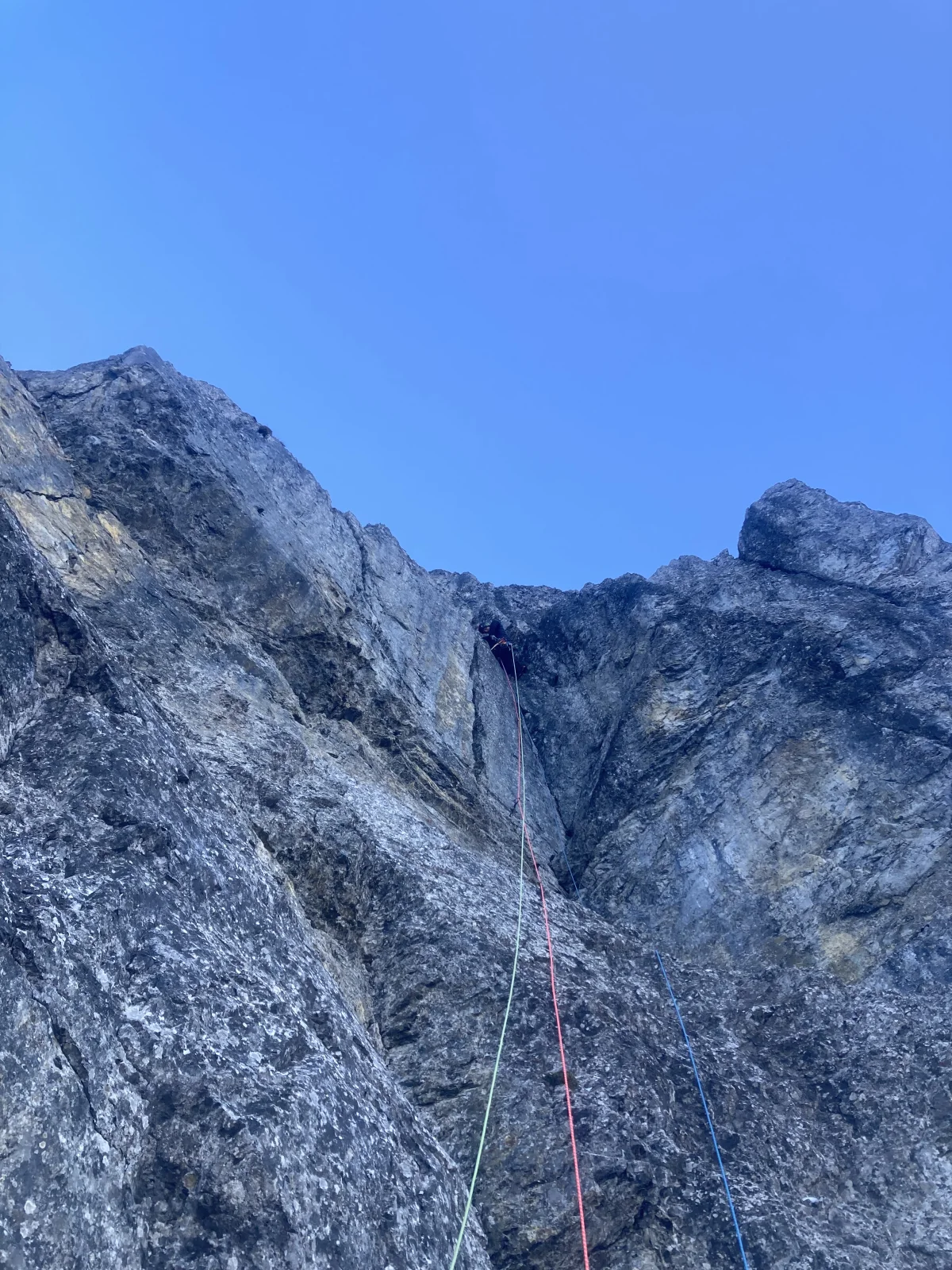 Blick entlang der Kletterseile in einen steilen Felskamin am Thaneller.