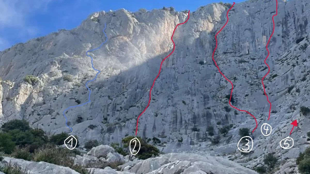 Wandübersicht der Varasova Headwall mit eingezeichneten Kletterrouten und Einstiegen.