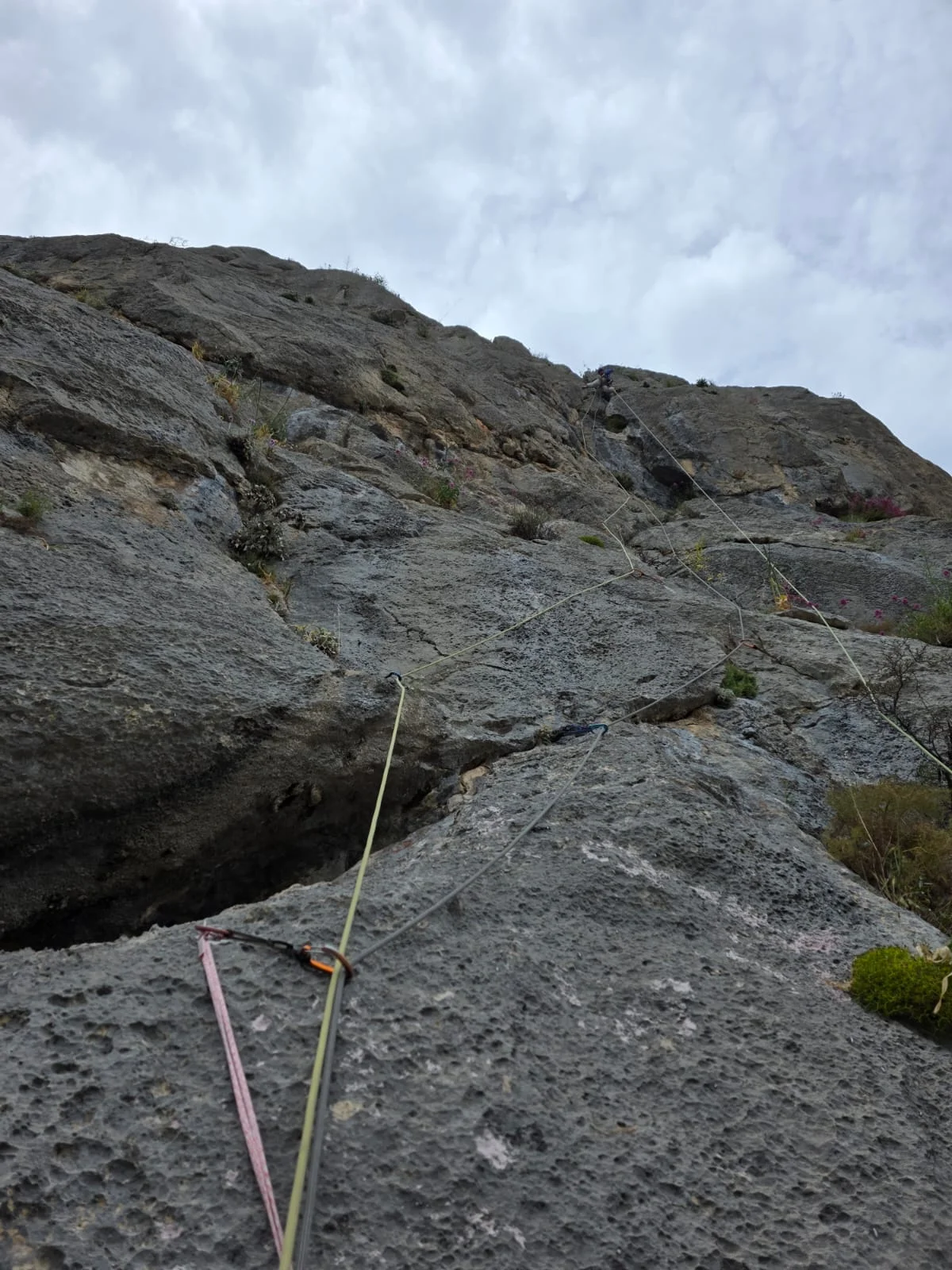 Blick entlang der Kletterseile in eine steile Kalkfelslänge von Captain Blue am Varasova.