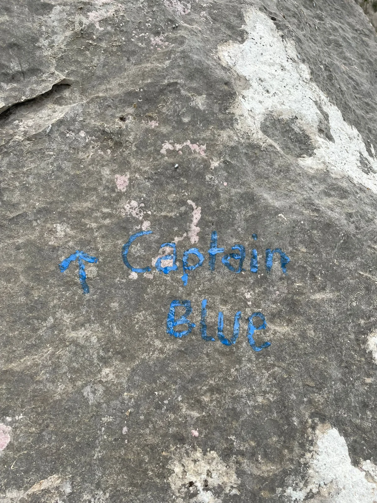 Blaue Aufschrift Captain Blue am Einstieg der Kletterroute in Griechenland.