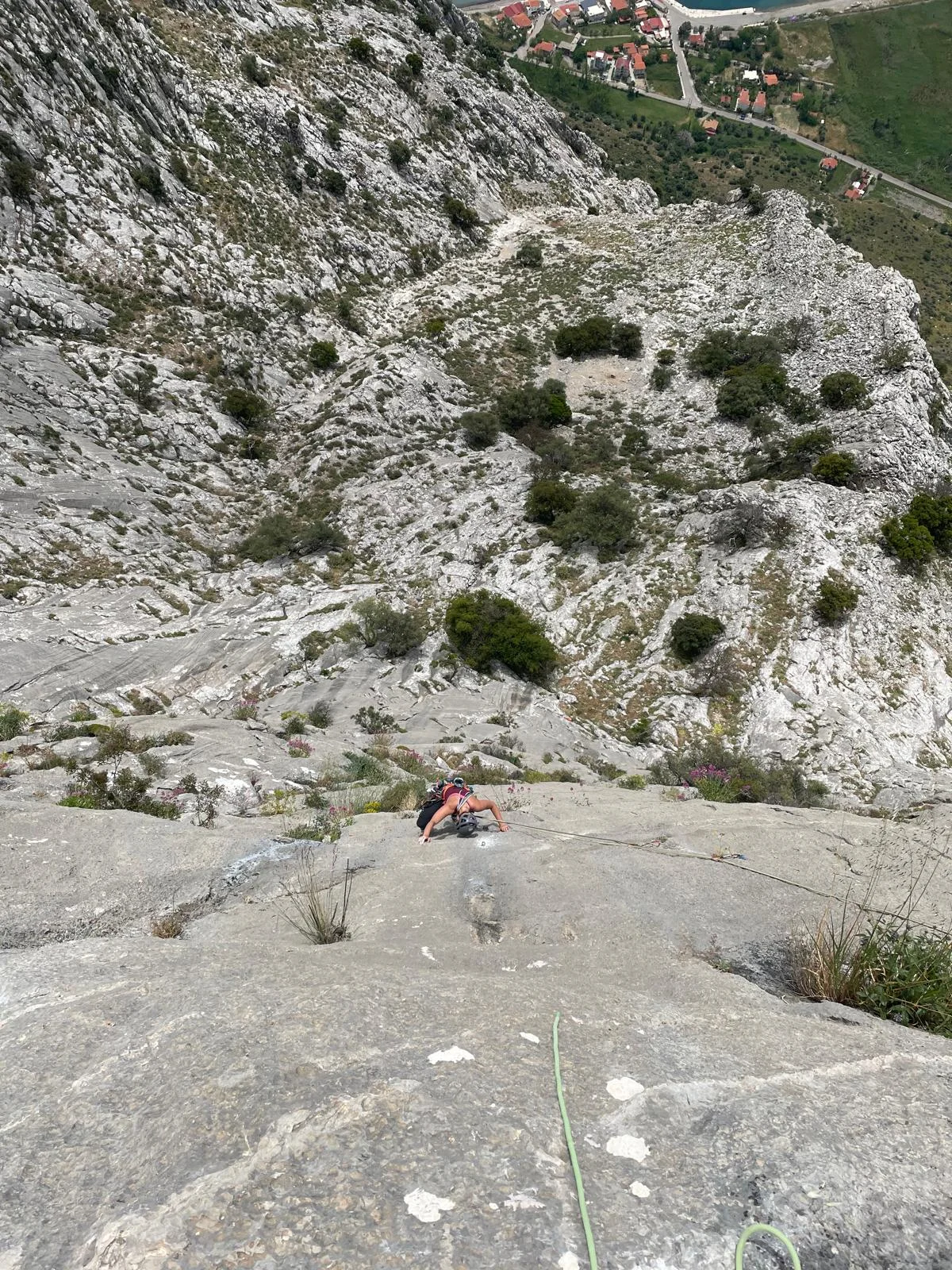 Tiefblick entlang der Seile auf die Kalkplatten und den Wandfuß am Varasova.