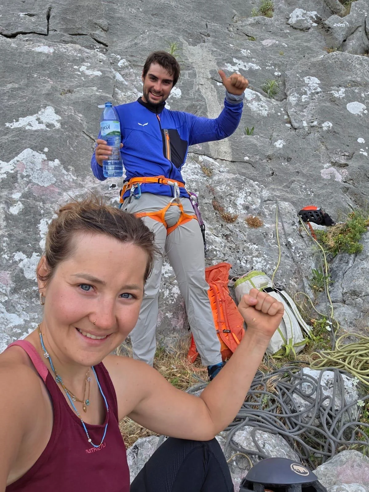 Kletterteam mit Seilen und Ausrüstung auf einem Felsband am Varasova.