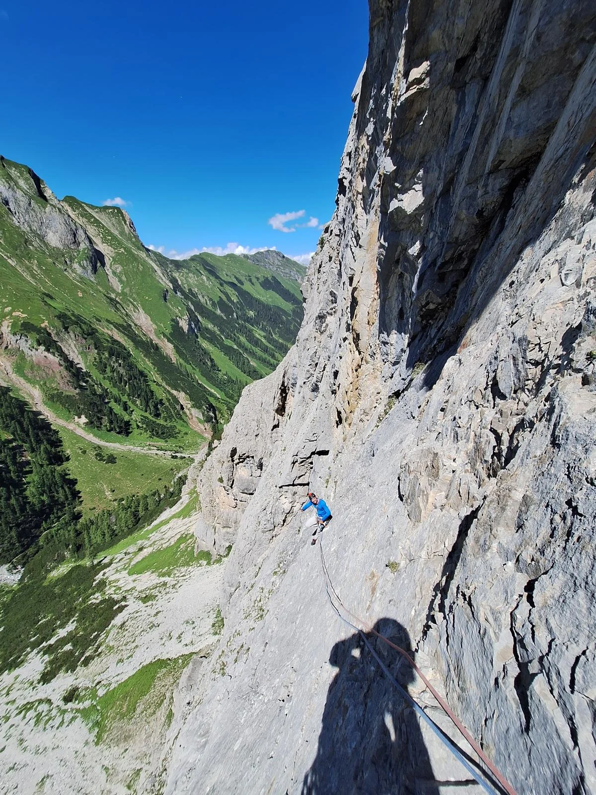 Blick entlang der Rot-Spitz-Westwand in der Route Weg durch den Blitz über dem grünen Tal.