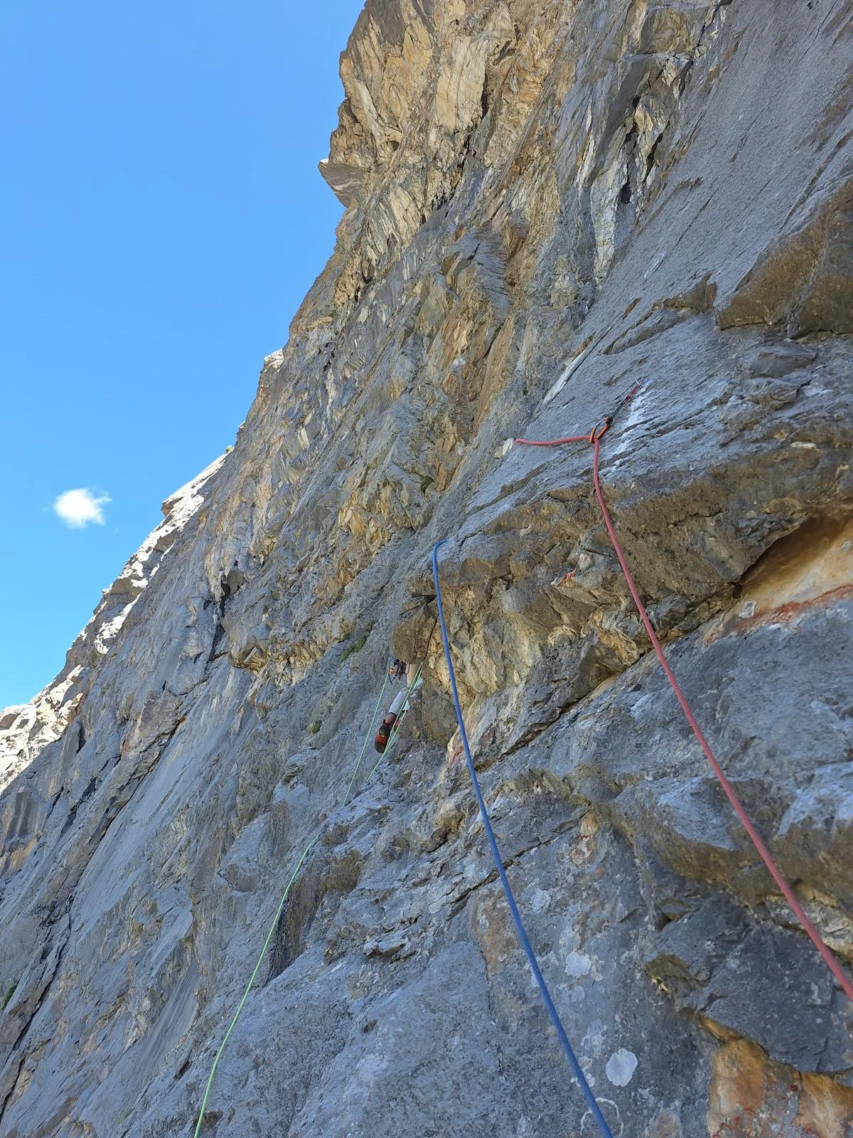 Kletterseile in der steilen Kalkfelswand von Weg durch den Blitz.