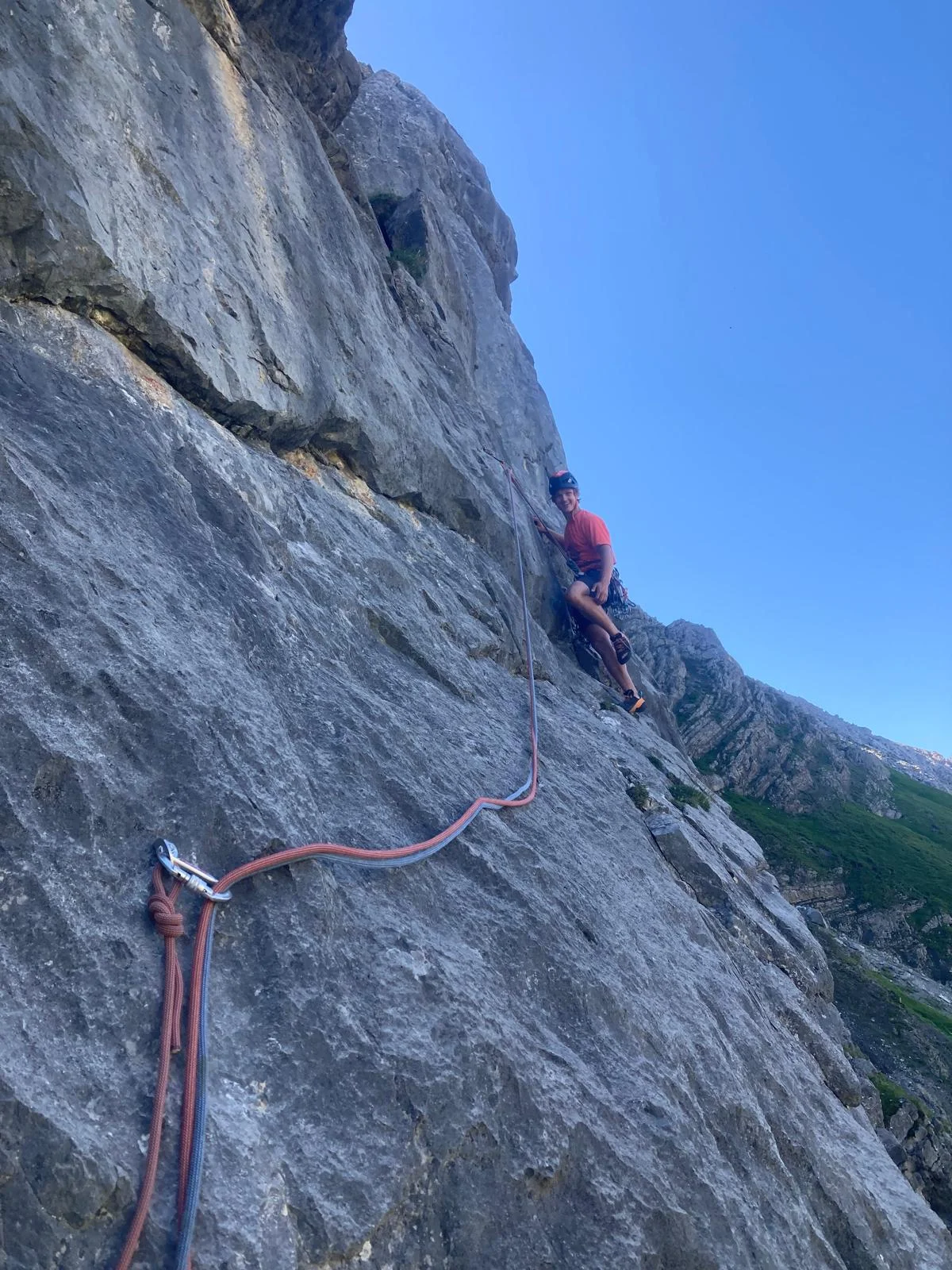 Kletterin im Vorstieg auf einer Kalkplatte der Route Weg durch den Blitz.