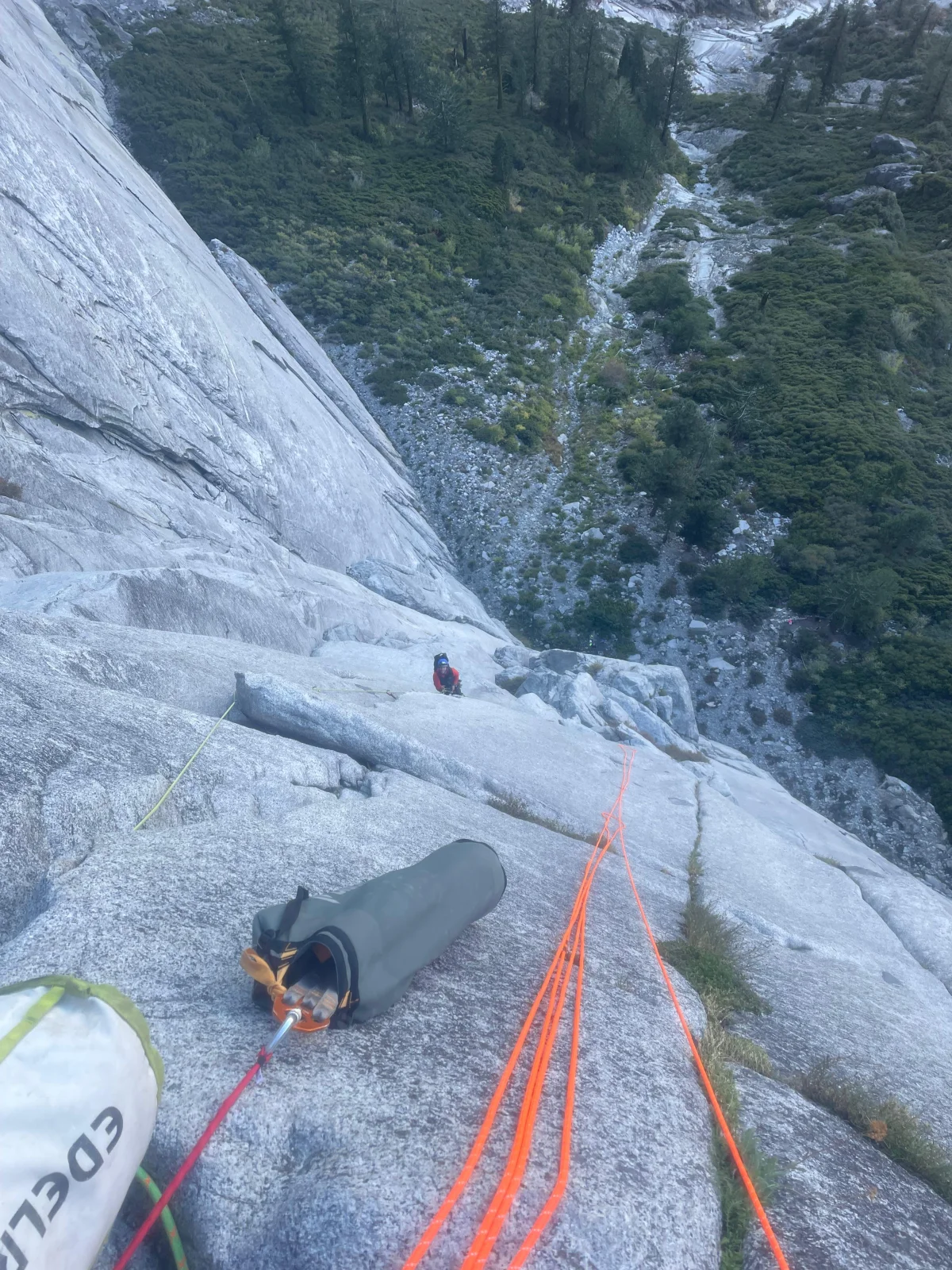 Haulbag und Kletterseile in der Regular Northwest Face am Half Dome.