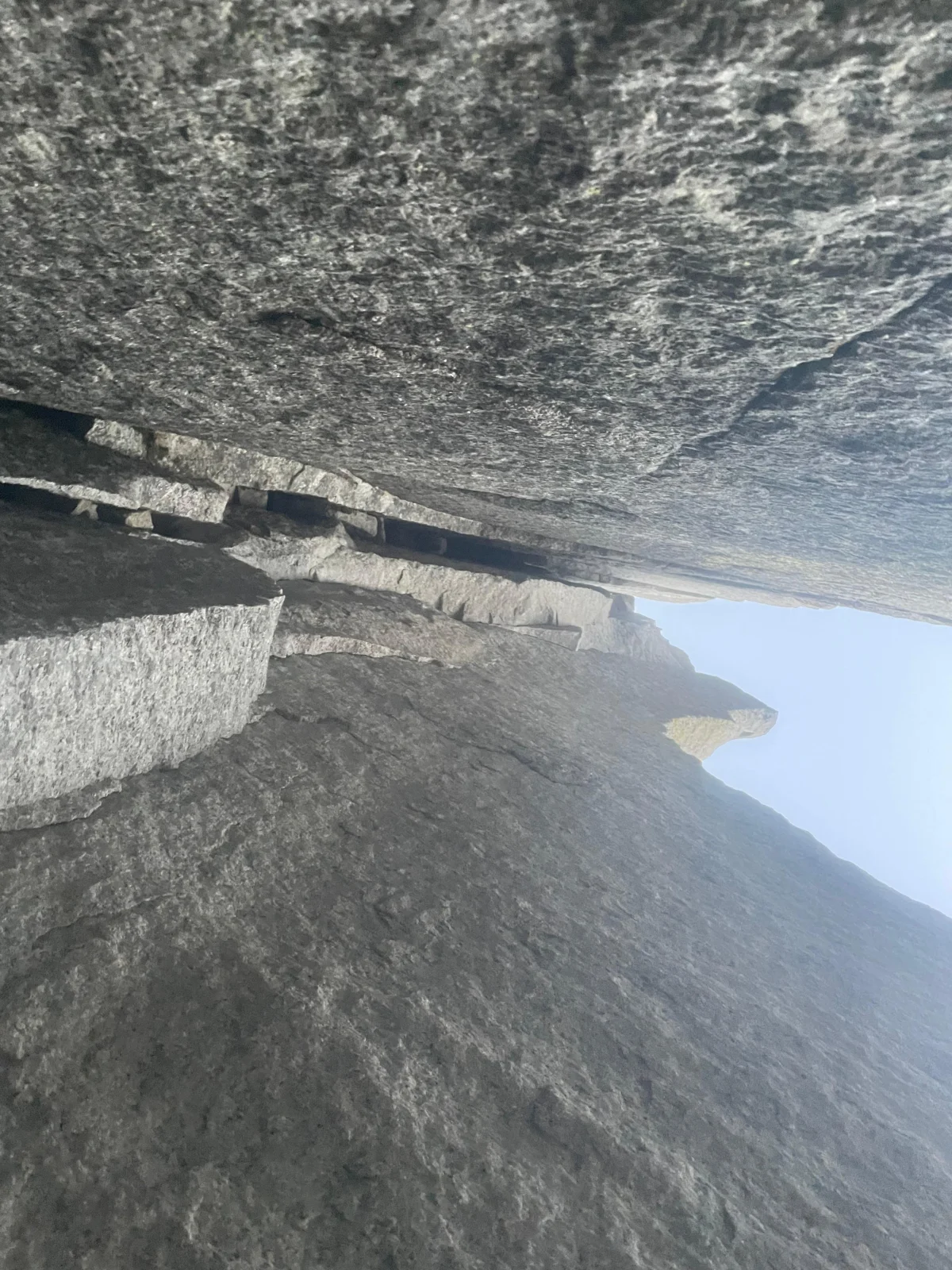 Blick nach oben in einen engen Granitkamin der Half-Dome-Nordwestwand.