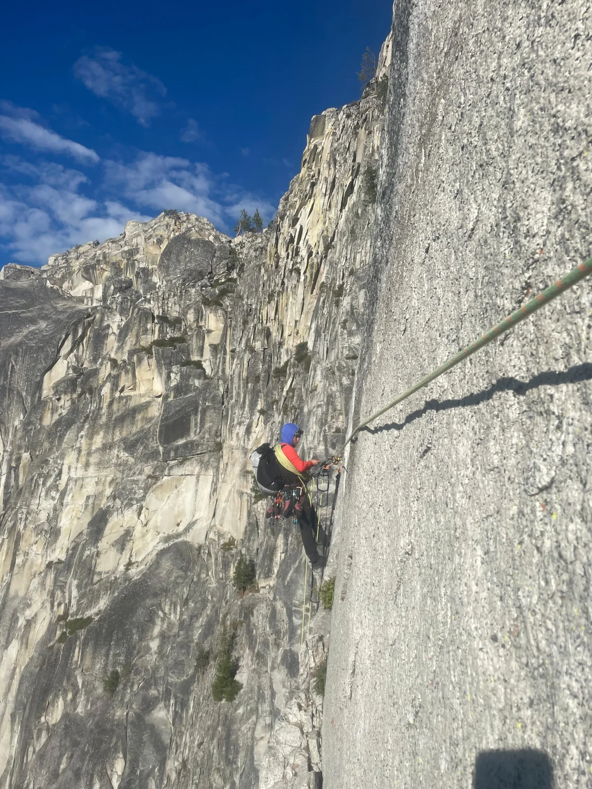 Kletterer in einer steilen Granitseillänge der Regular Northwest Face am Half Dome.
