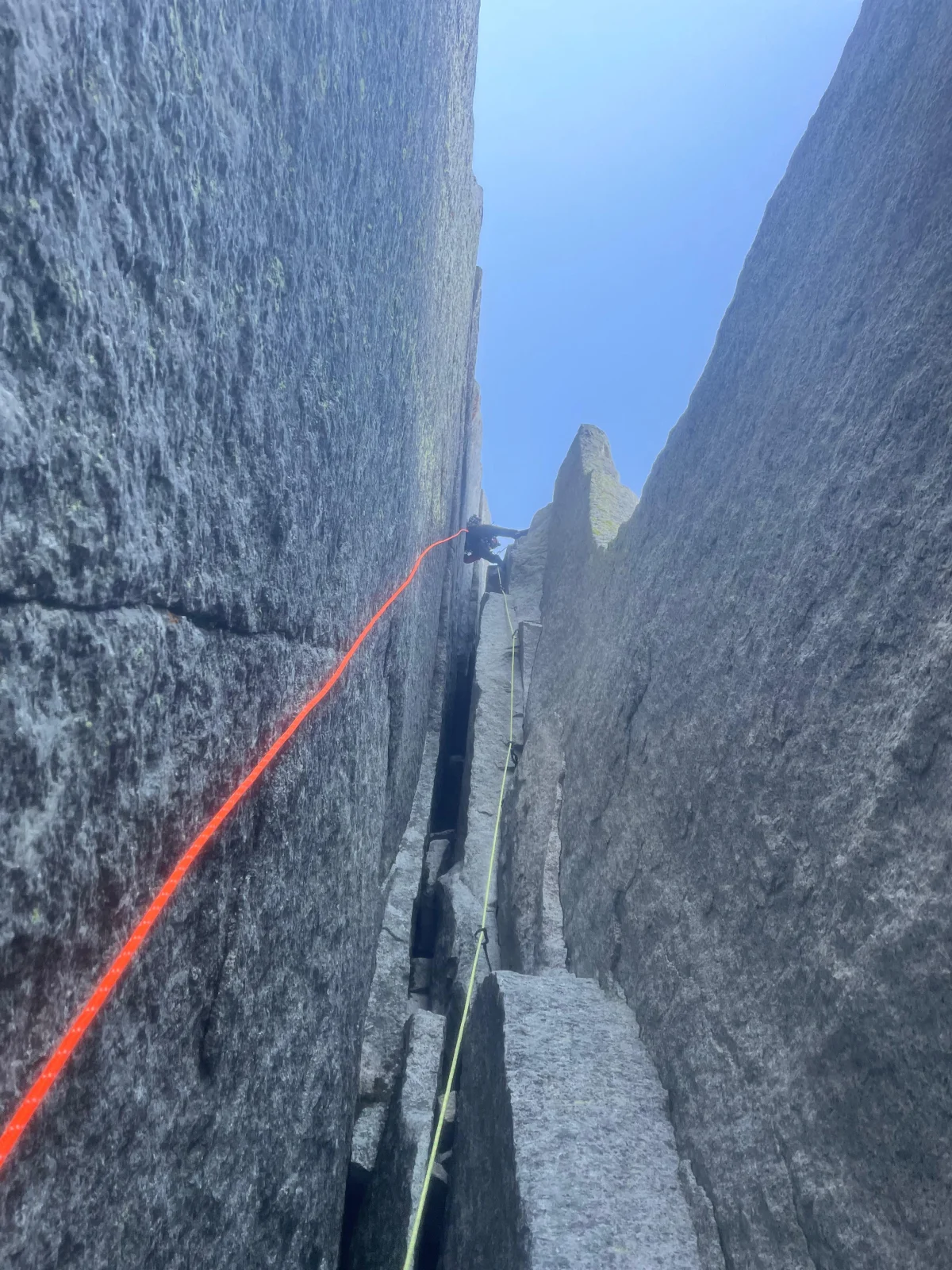 Kletterseile in einem schmalen Kamin zwischen Granitwänden am Half Dome.