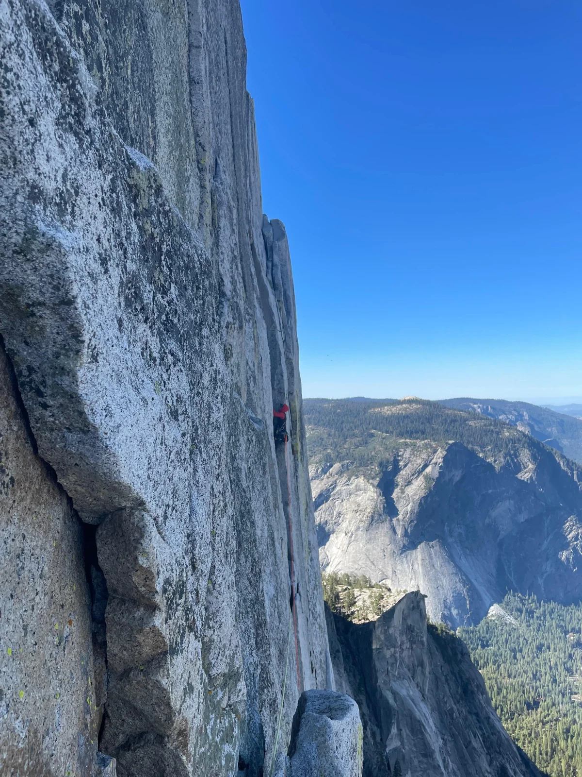 Schmales Felsband in der Half-Dome-Wand mit Blick über das Yosemite Valley.