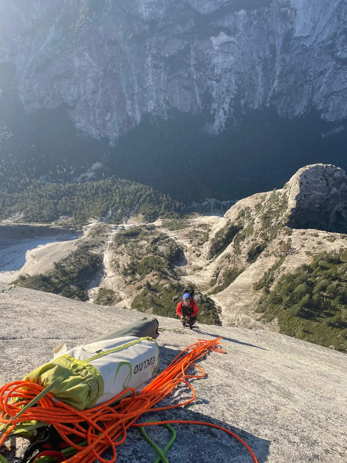 Seile und Haulbag am Standplatz über der tief abfallenden Half-Dome-Wand.