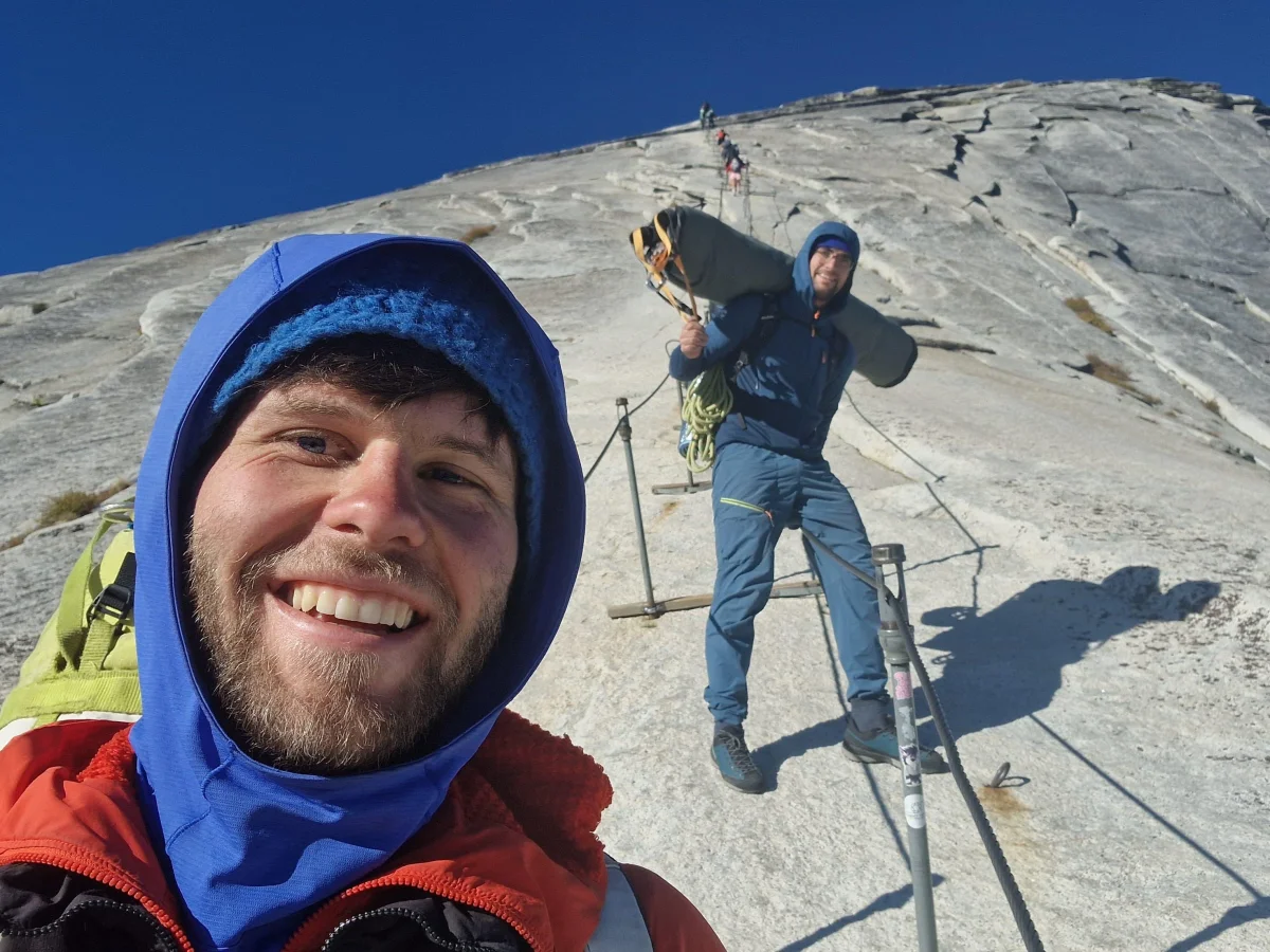 Zwei Bergsteiger beim Abstieg über die Cables am Half Dome.