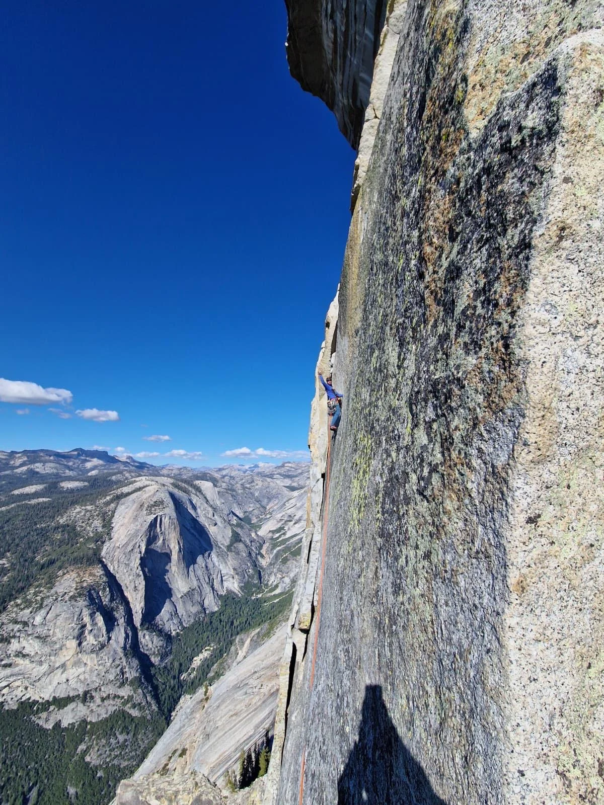 Ausgesetztes Granitband am Half Dome mit Fernblick über die Berge des Yosemite.