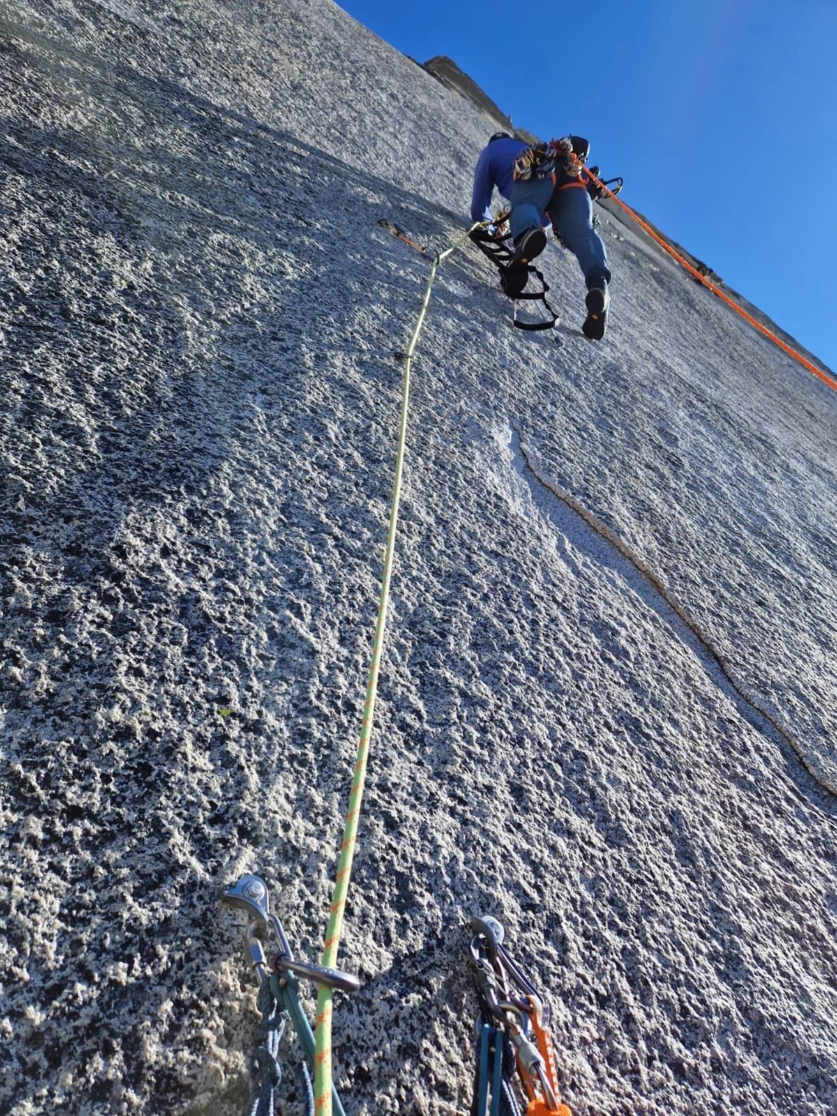 Kletterer in einer steilen Granitverschneidung der Regular Northwest Face am Half Dome.