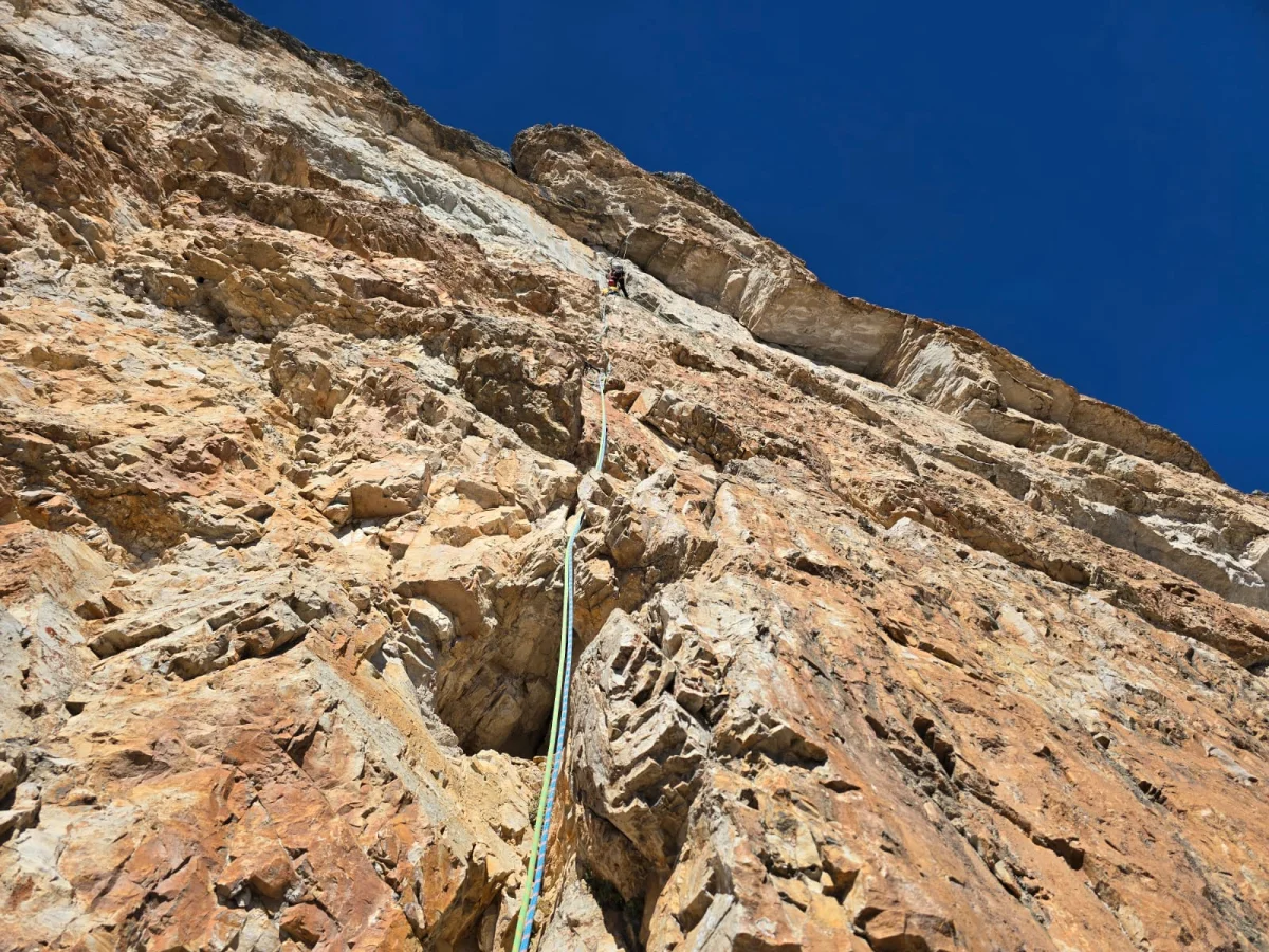 Kletterer im steilen gelben Dolomitenfels.
