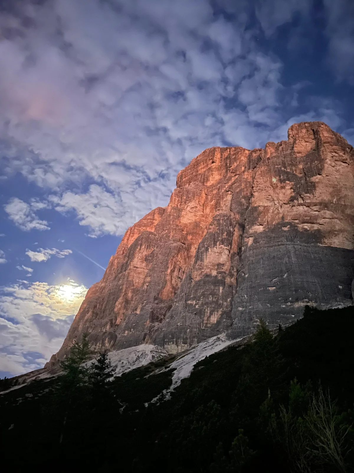 Die Südwand der Tofana di Rozes im Morgenlicht.
