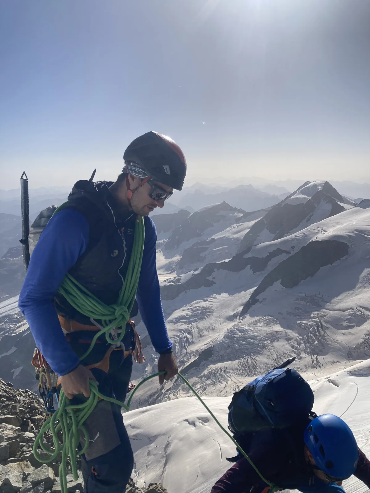 Ludwig Sandhacker mit Seil und Klettergurt während der Bergführerausbildung.