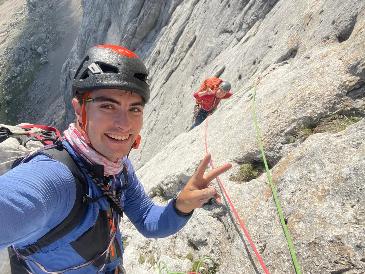 Bergführer Ludwig Sandhacker beim Felsklettern mit einer Seilschaft im Hintergrund.