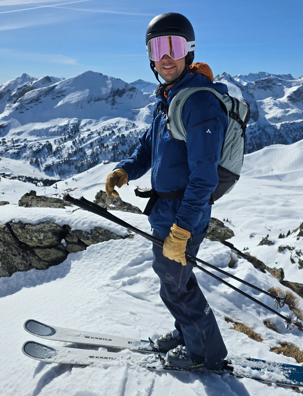 Berg- und Skiführer Ludwig Sandhacker mit Ski und Rucksack in den Bergen.