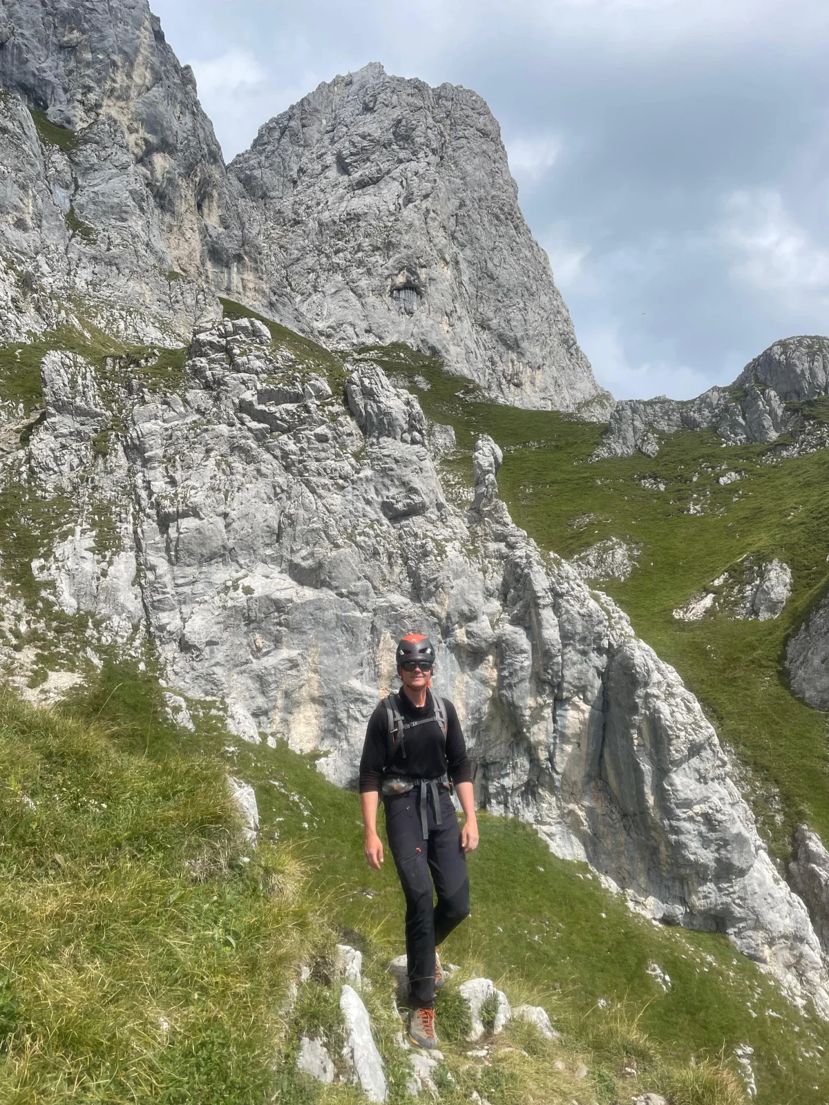 Anfängerfreundliche Mehrseillängen im Tannheimertal: Bergsteiger beim Abstieg über einen grasigen Bergweg.