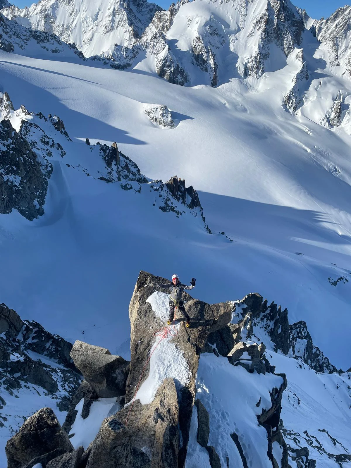 Arête de la Table - Aiguille du Tour: Bergsteiger auf einem großen Felsblock über dem Gletscher.