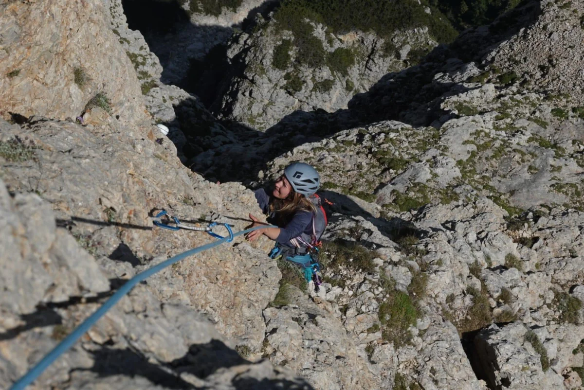 Burgstallkante – Dolomite Classic with Mountain Guide: Following climber on a steep rock step.