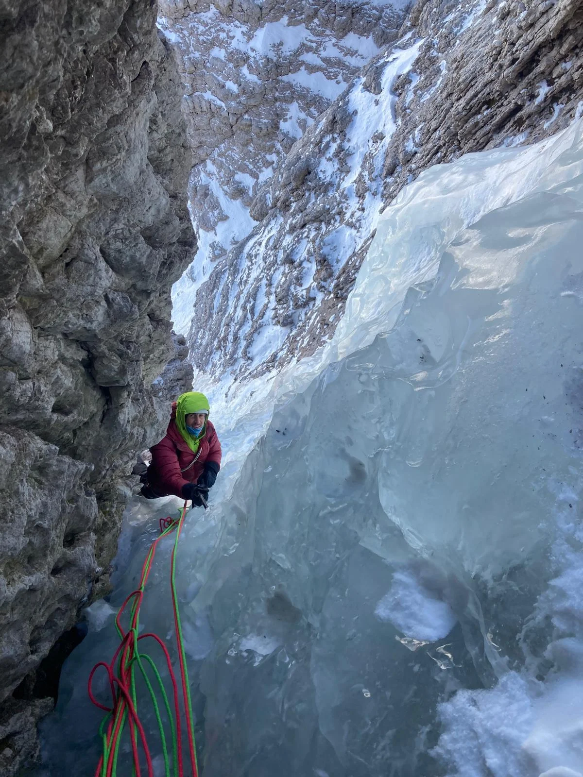 Der Weg den es nicht gibt – Cima Brenta North Face: Climber in a narrow ice gully between rock walls.