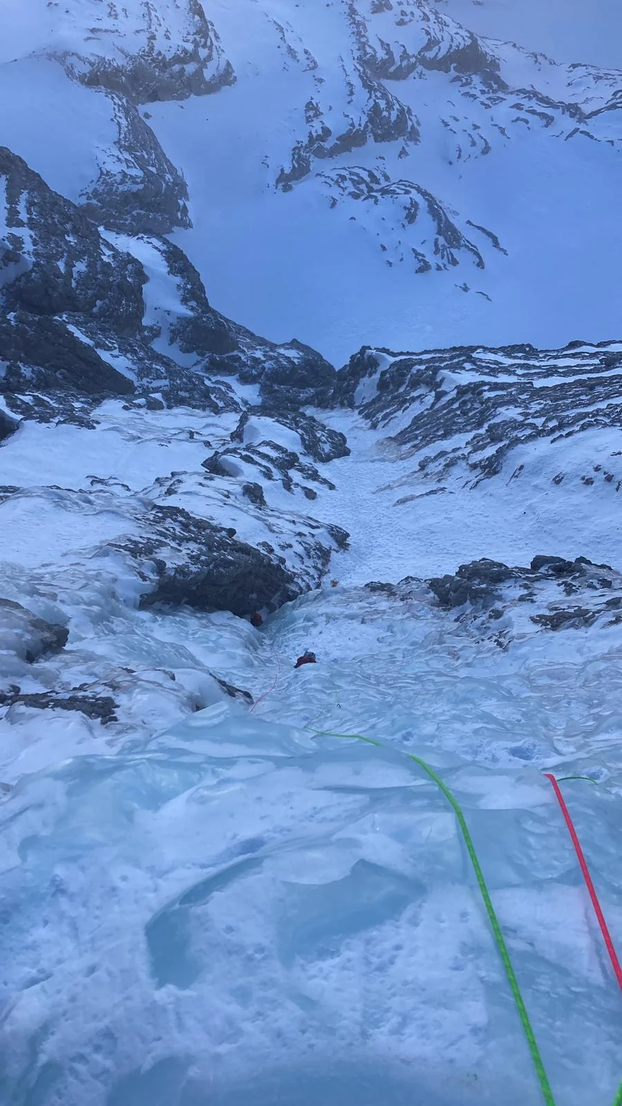 Der Weg den es nicht gibt – Cima Brenta North Face: Safety ropes in a steep ice and snow gully.