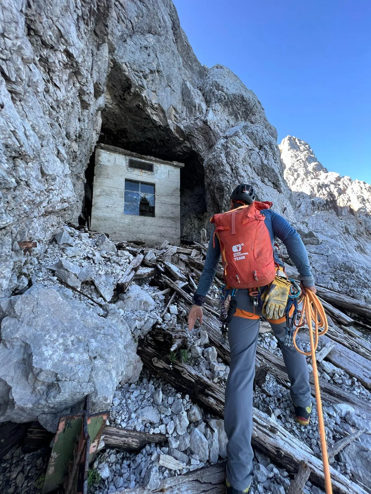 Eisenzeit Zugspitze Nordwand: Bergsteiger vor einem alten Stollenfenster im Fels.