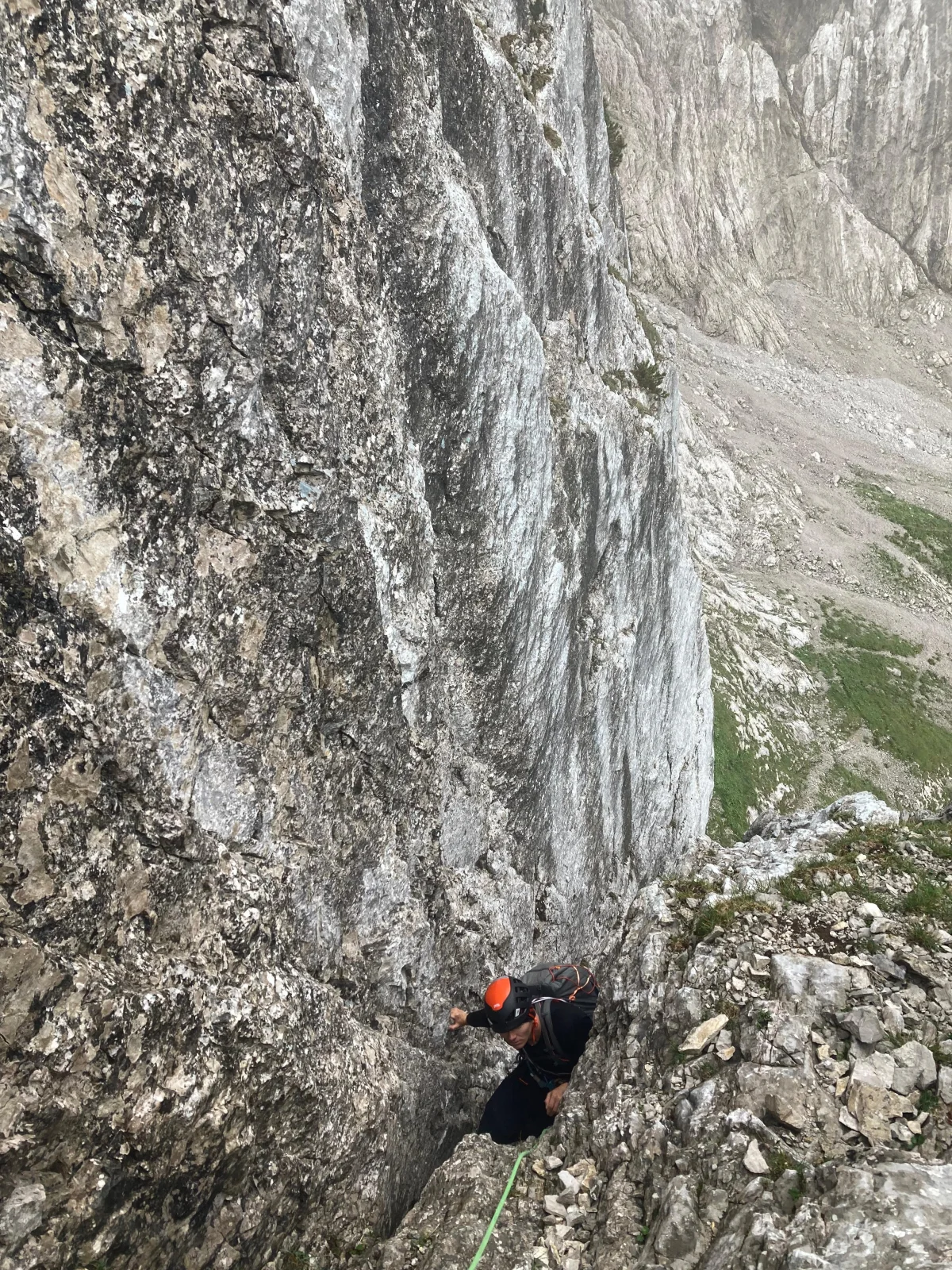 Fleischbank North Ridge – Climbing Tour with Mountain Guide in the Wilder Kaiser: Climber in a steep rock gully.