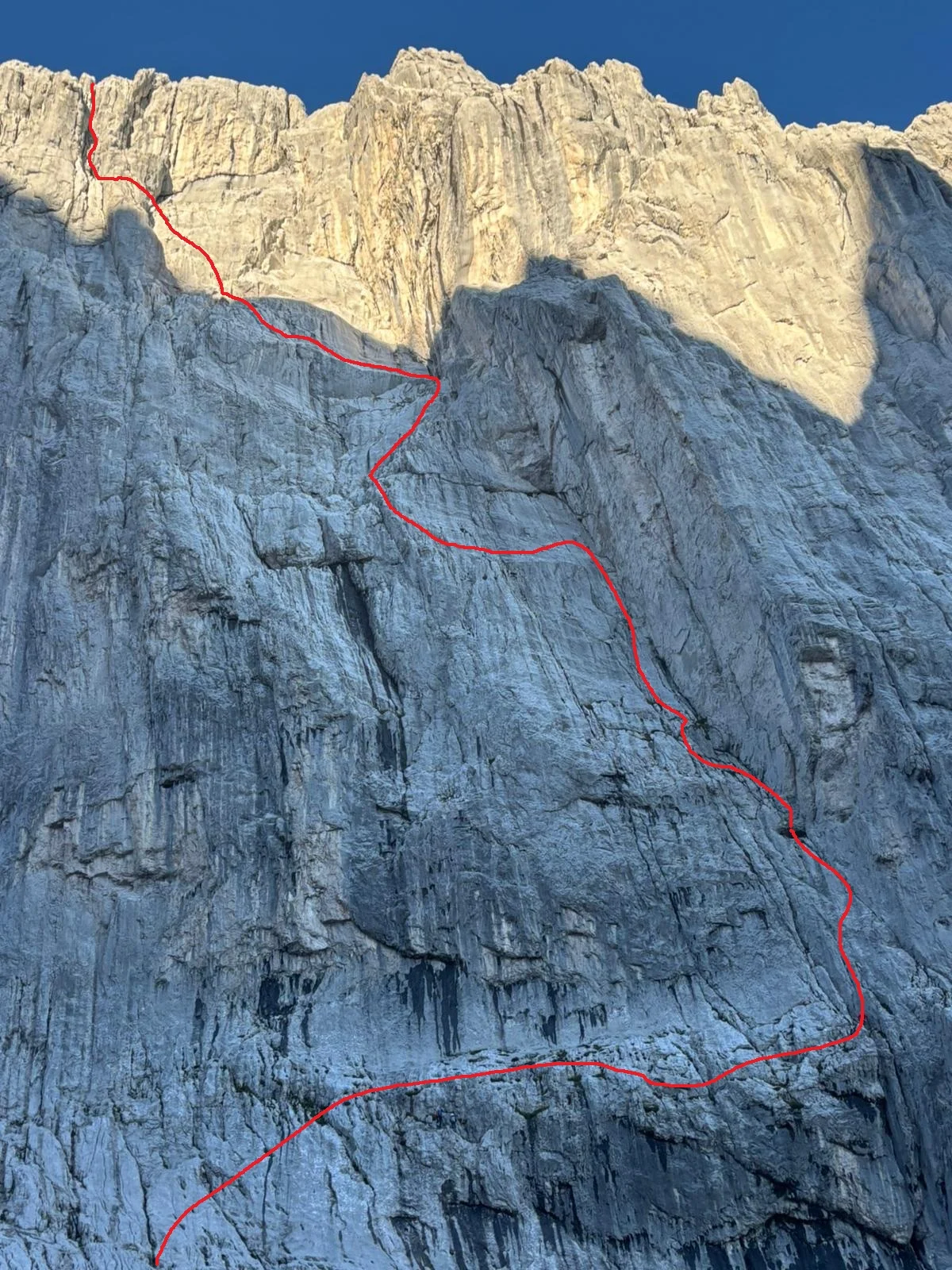 Fleischbank East Face – Dülfer Route: Rock wall with a marked climbing route.