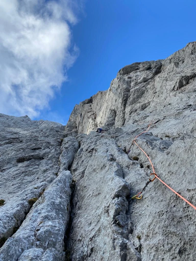 Fleischbank East Face – Dülfer Route: Climber in a steep rock corner.