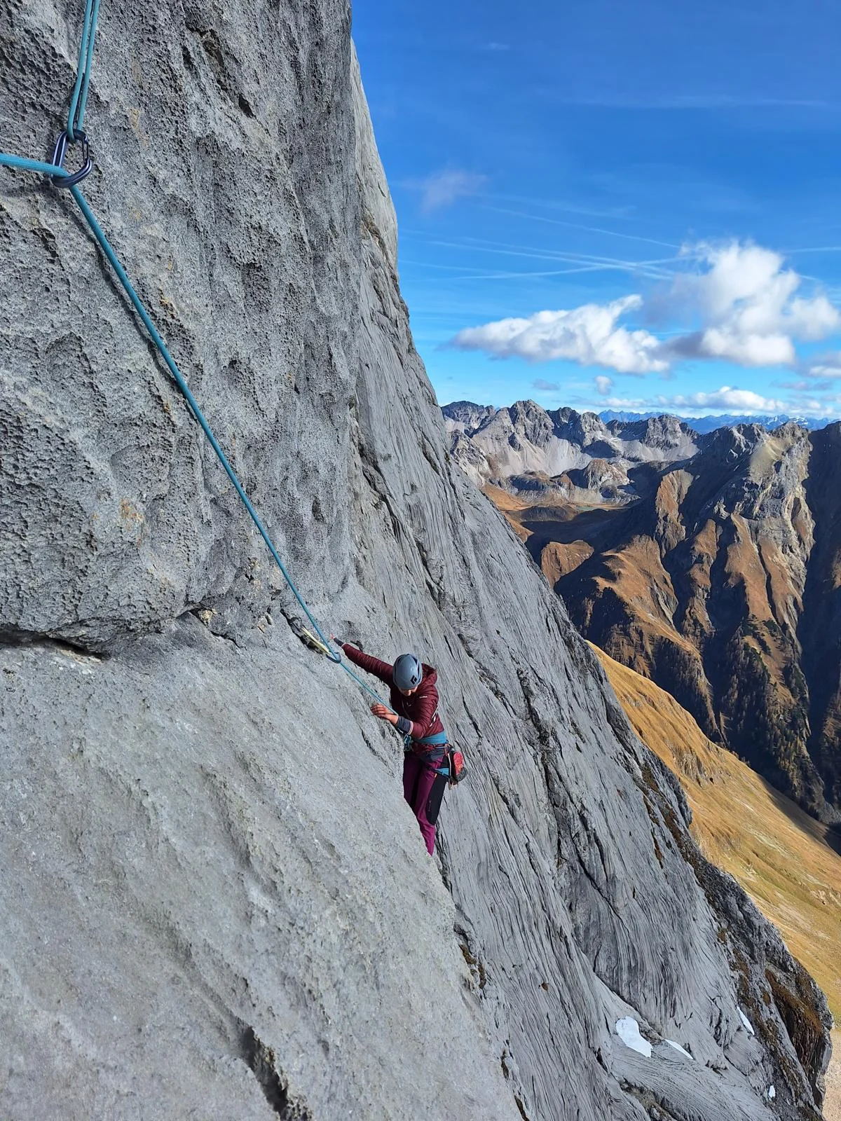 Freispitz-Südwand – Schreck Heel - Klettertour im Lechtal: Seilgesicherte Kletterin in einer steilen Felswand.
