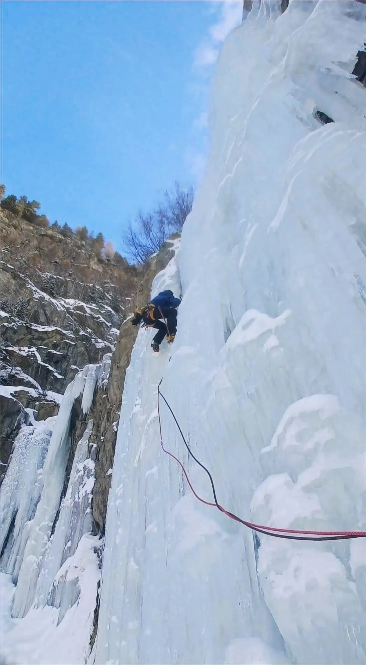 Gelber Fluss - Eisklettern im Kaunertal: Seilgesicherter Kletterer an einem steilen Eisfall.