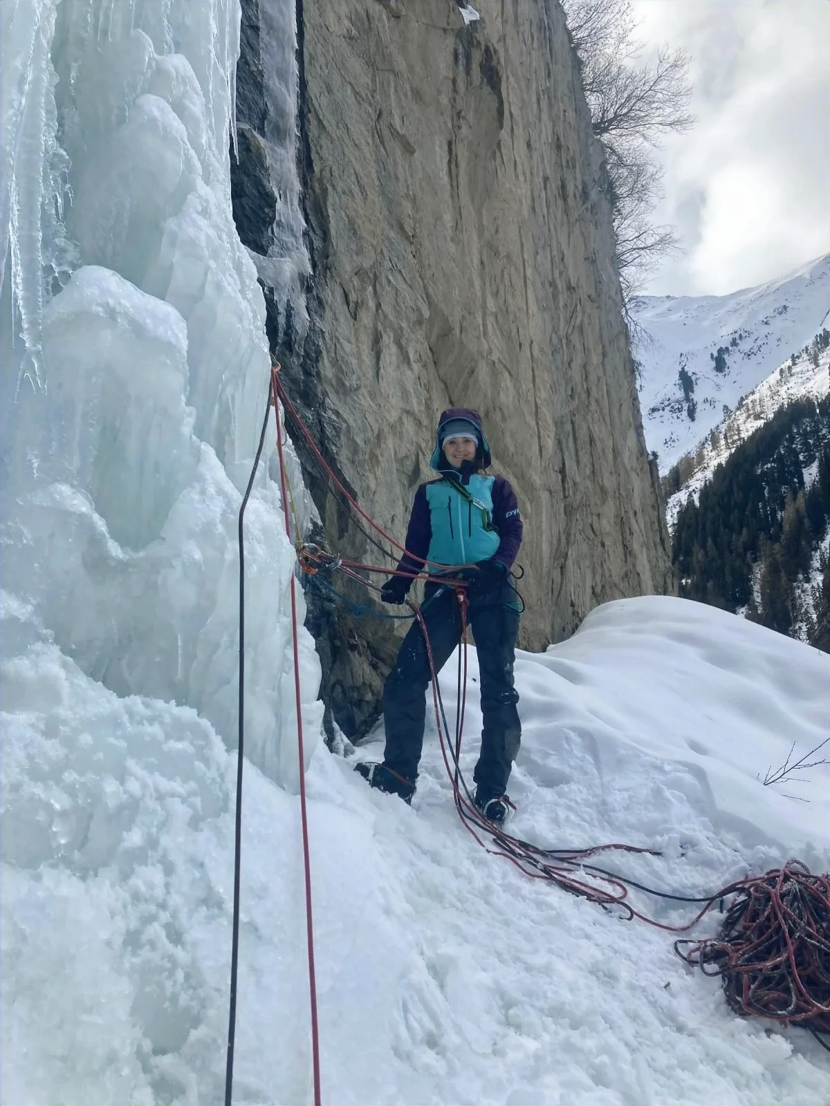 Gelber Fluss - Eisklettern im Kaunertal: Eiskletterer mit Helm in einer engen Eis- und Felspassage.