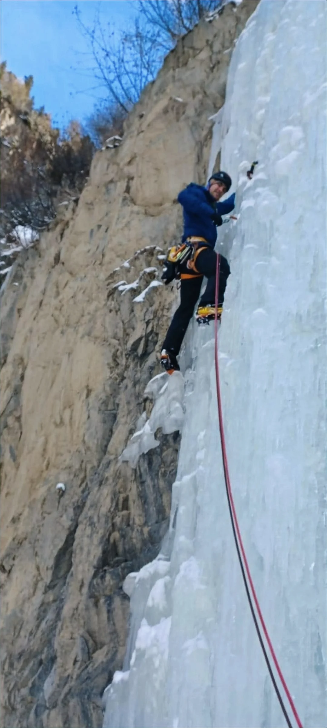Gelber Fluss - Eisklettern im Kaunertal: Kletterer beim Aufstieg neben einem gefrorenen Wasserfall.