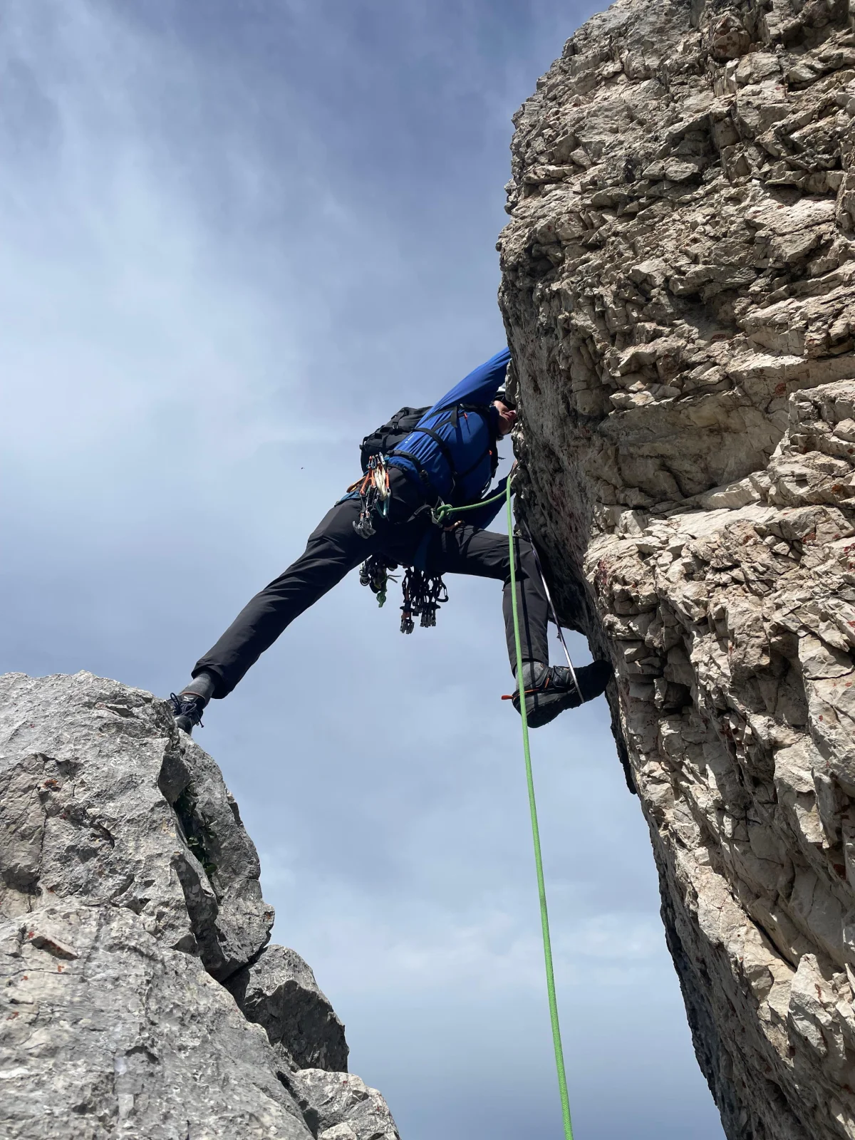 Gimpel West Ridge – Climbing Tour with Mountain Guide in the Tannheim Valley: Climber stepping across a narrow rock gap.