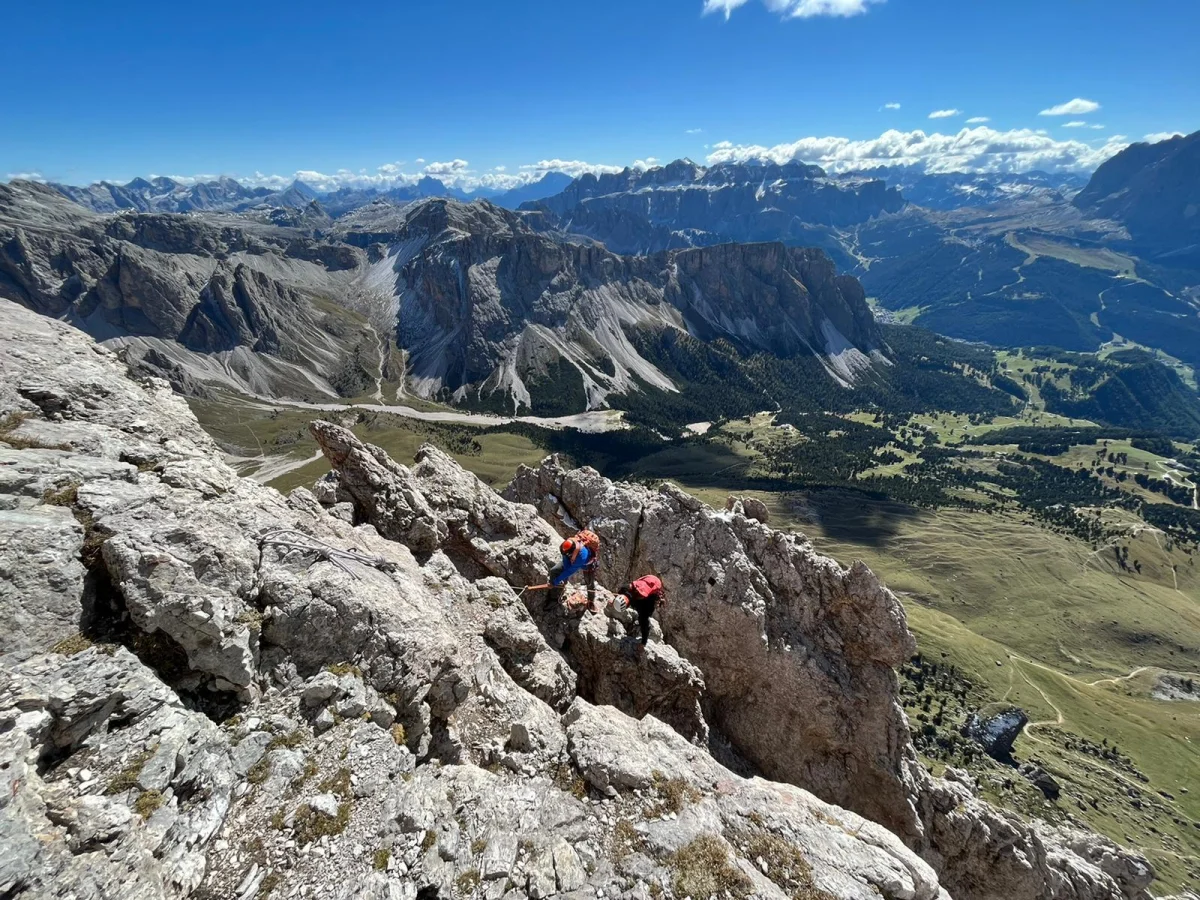Große Fermeda Normal Route – with Mountain Guide: Roped mountaineers ascending rocky terrain with views of the valley.