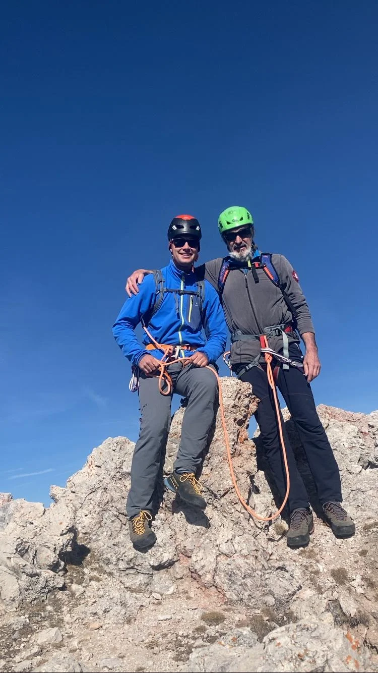 Große Fermeda Normal Route – with Mountain Guide: Two mountaineers with helmets and a rope on a rocky summit.