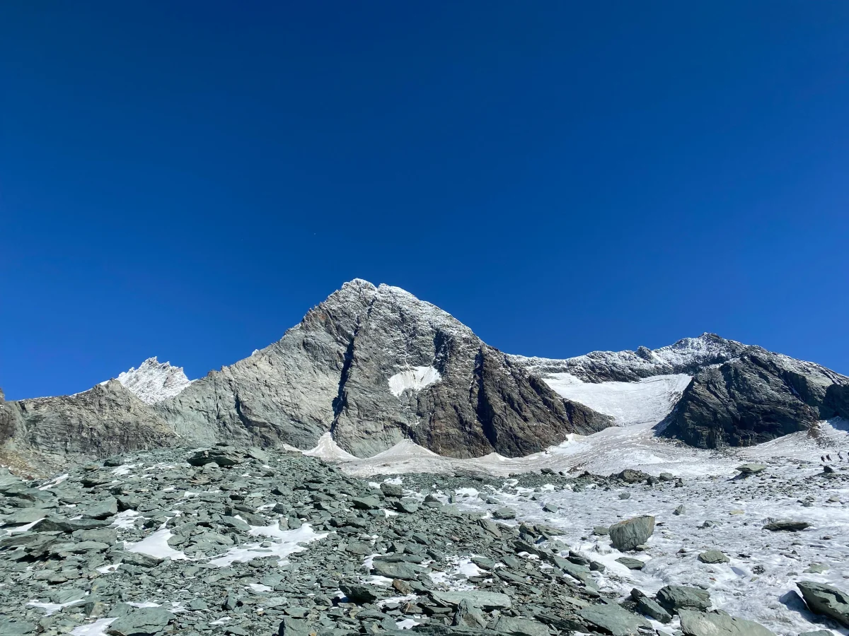 Großglockner Normalweg über Stüdlhütte: Felsiger Hochgebirgsgipfel mit angrenzenden Schneefeldern.
