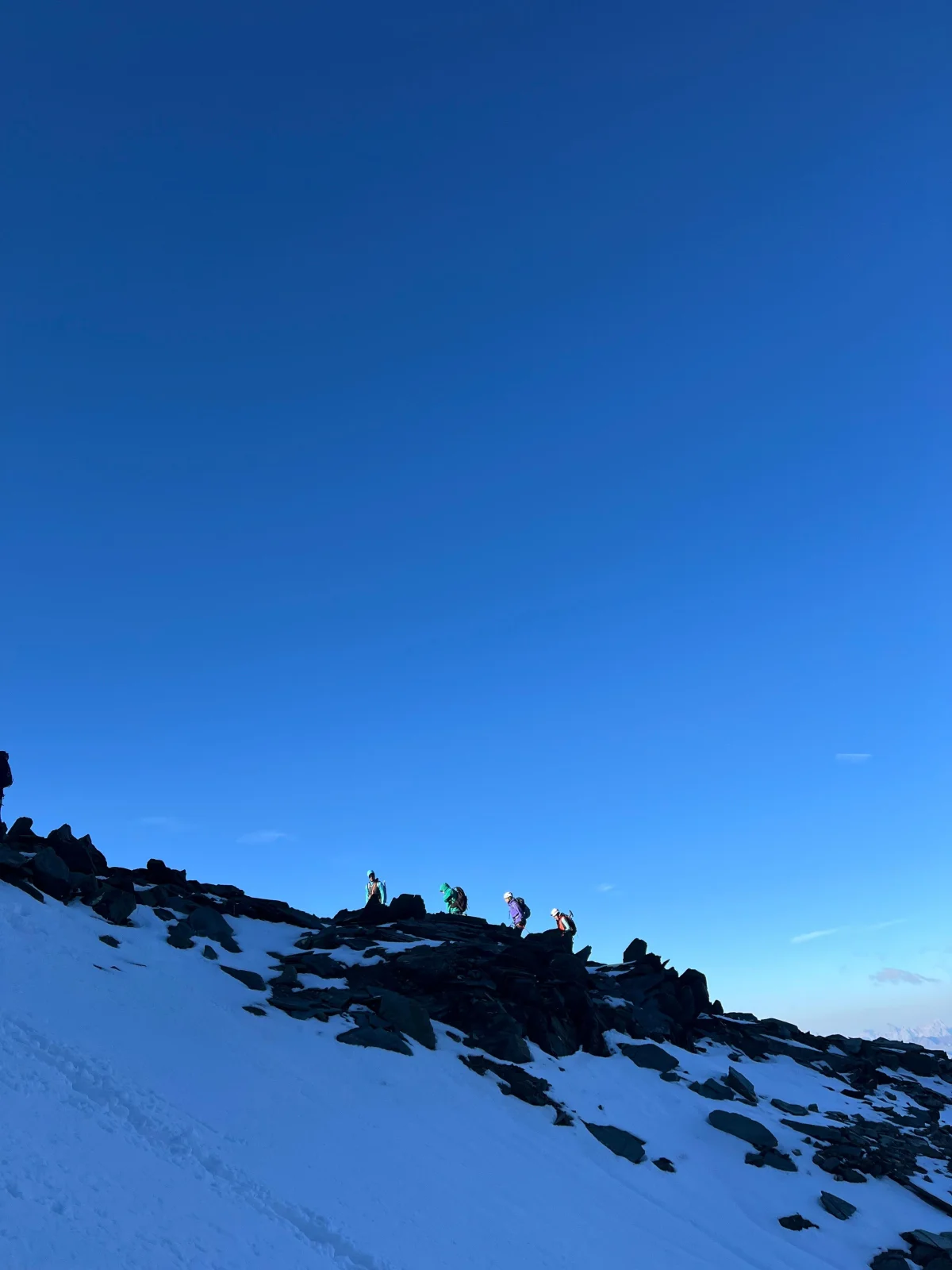 Großglockner Normal Route via Stüdlhütte: Mountaineering group on a snow-covered ridge.