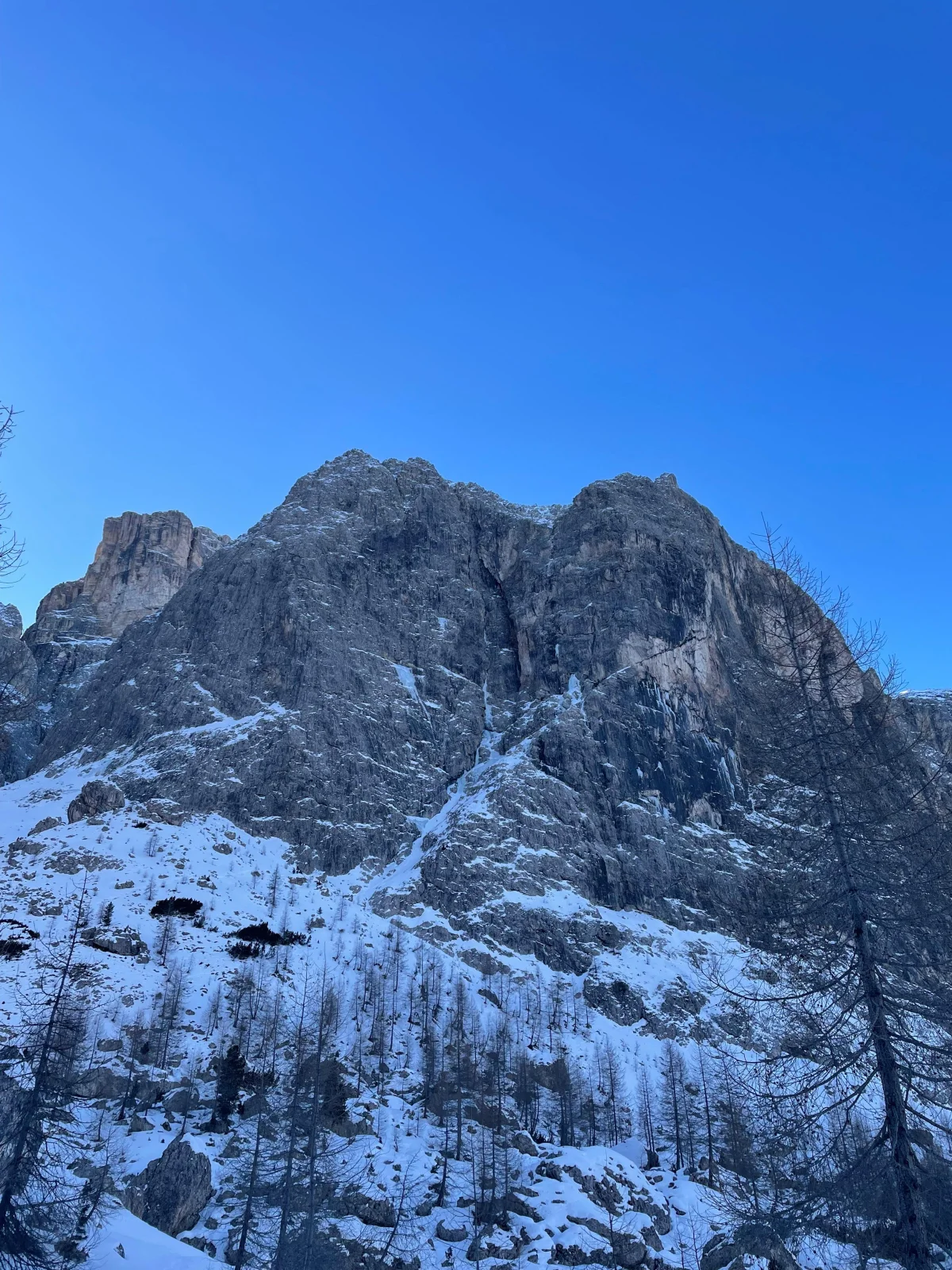 Hurschka – Val Mezdi – Guided Mixed Climbing Tour: Snow-covered rock wall of a mixed climbing route.