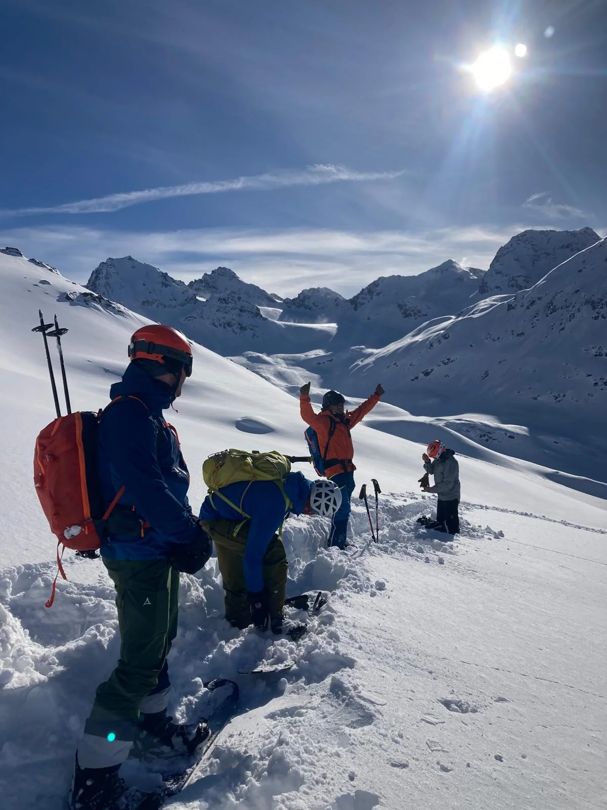 Individuelle Skidurchquerung in der Silvretta: Skitourengeher mit Rucksäcken bei einer Rast im Schnee.