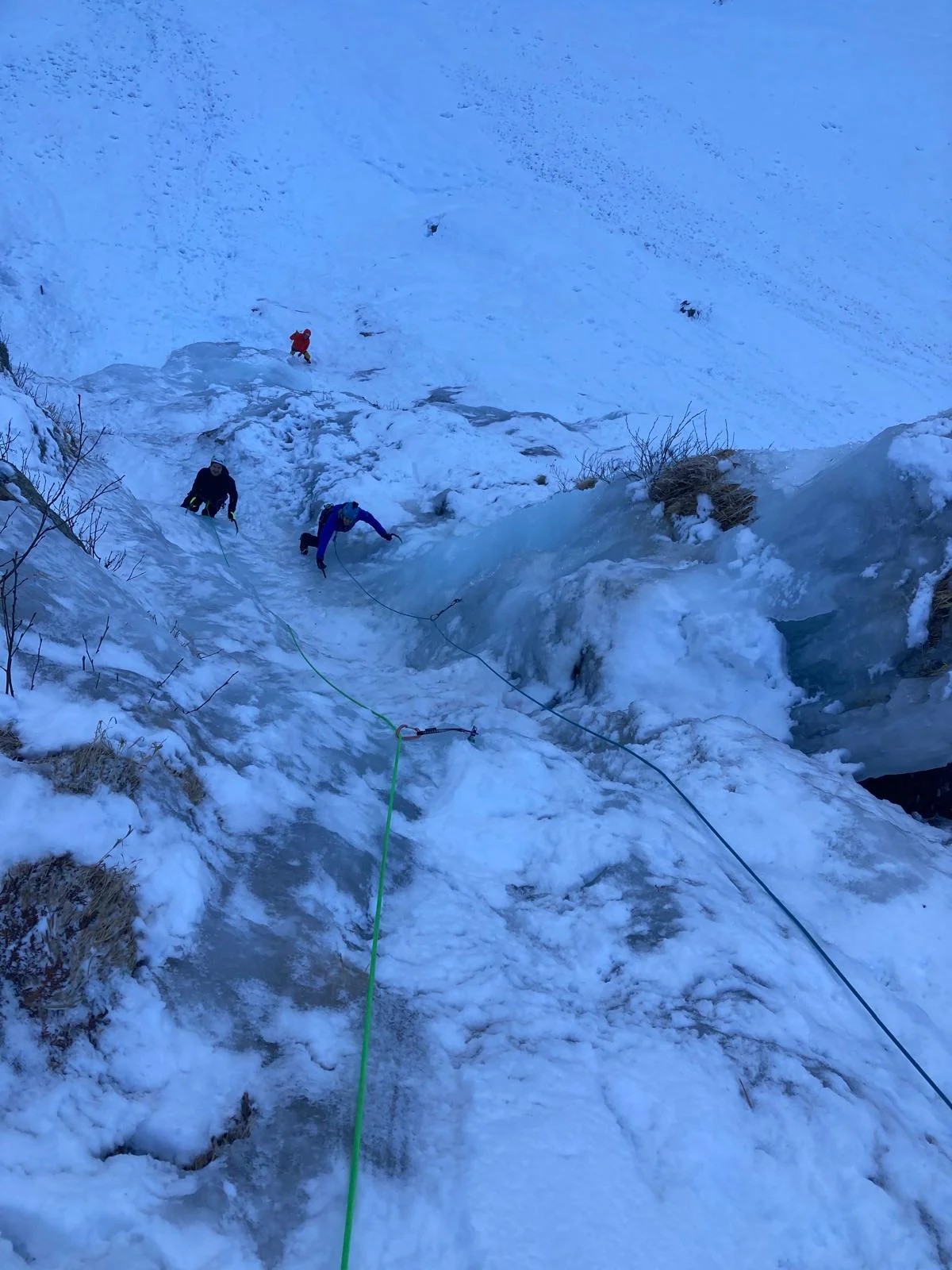 Individual Ice Climbing Course in the Stubai Valley: View across an icy climbing section with a safety rope.