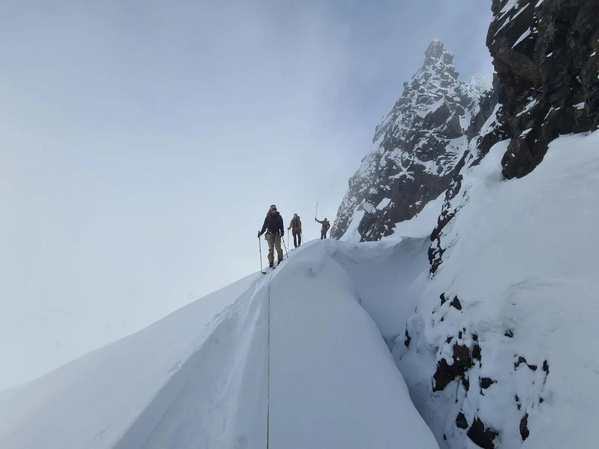 Jakobsleiter - Spezialskitour im Stubai: Skitourengruppe auf einem schmalen verschneiten Übergang.